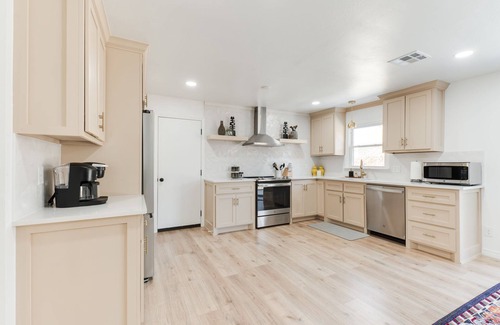 Springdale House | Beautifully Remodeled-Newly Furnished-Cozy, Colorful & Eclectic Home in N OKC!