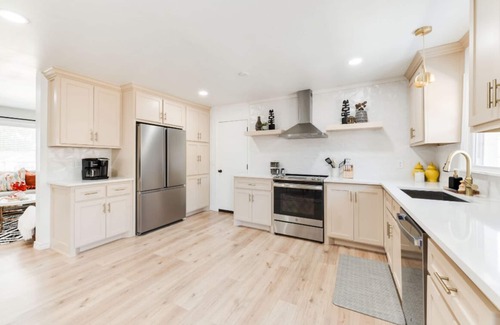 Springdale House | Beautifully Remodeled-Newly Furnished-Cozy, Colorful & Eclectic Home in N OKC!