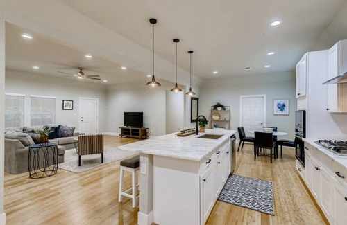 Tobin Hill House | Beautifully Remodeled 4 BDRM/Mins to Pearl, River Walk, DT/Walk to Bars!