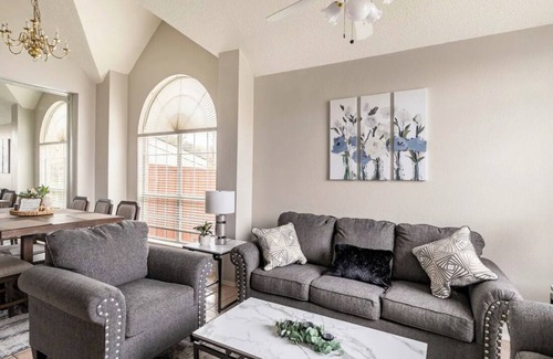 Plano House | Beautifully renovated 4 bedroom home w/fireplace