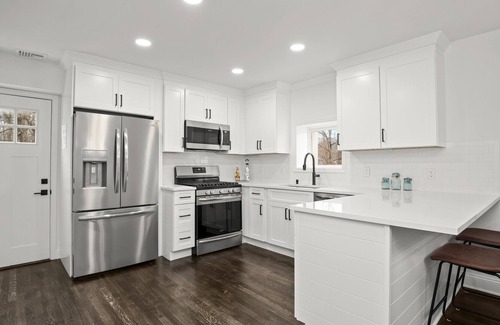 Trumbull House | Beautifully Renovated Fully Furnished House W/ Garage