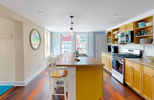 Bridgewater House | Beautifully restored 1800s farmhouse near ski slopes & steps from VAST