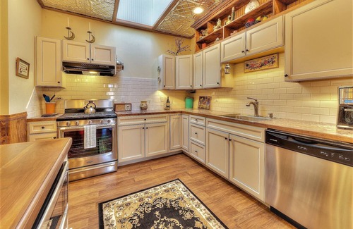 Hamilton Villa | Beautifully Restored house of pleasure on Main St above Ponderosa Wine Bar