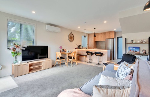 Newton House | Beautifully Styled 2BR w 2 Carparks & Aircon