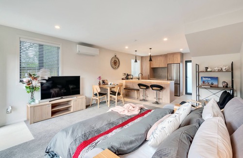Newton House | Beautifully Styled 2BR w 2 Carparks & Aircon