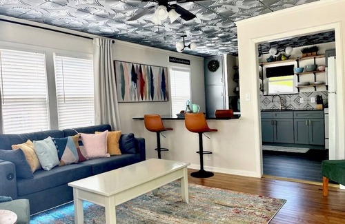 San Antonio House | Beautifully Styled Home with Garage-Perfect Short or Long Stay!