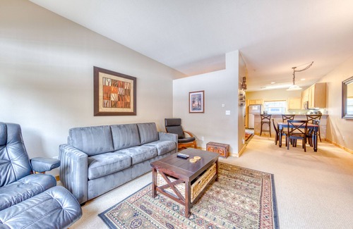 Government Camp House | Beautifully updated Mt. Hood condo with pool/hot tub & easy access to skiing