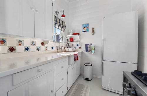 Balboa Island Cottage | Beautifully Updated Historical Cottage Retreat with Garage!