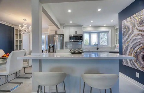 Aldershot House | Beautifully Updated Bungalow nUpper Portion