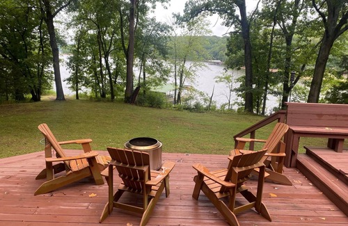 Springdale Cabin | Beaver Lake Paradise with Bunkhouse