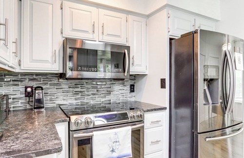 Springdale House | Beaver Lake Retreat w/Deck: Paddle, Bike, Relax!