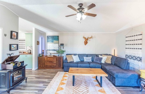 Division No. 11 Resort | Beaver Lodge - 33 Acres of Secret Getaway, House with AC, RV Parking
