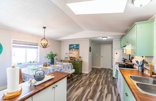 Division No. 11 Resort | Beaver Lodge - 33 Acres of Secret Getaway, House with AC, RV Parking