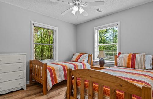 Farmington House | Beaverdam Bliss Cabin on 14 acres