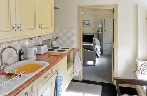 Lastingham Cottage | BECKSIDE, luxury holiday cottage, with a garden in Lastingham