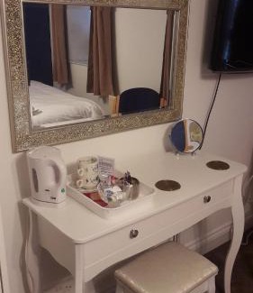 Douglas House | Bed And Blueberry Two Bed Suite for 2,3, or 4 people