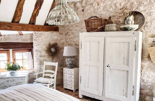 Tourtoirac Bed & Breakfast | Bed and Breakfast 'Domaine De Pragelier, Petronille' with Shared Pool and Wi-Fi