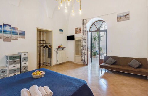 Seiano Bed & Breakfast | Bed and Breakfast 'Camera Tiberio In Villa Vista Mare' with Shared Terrace and Wi-Fi