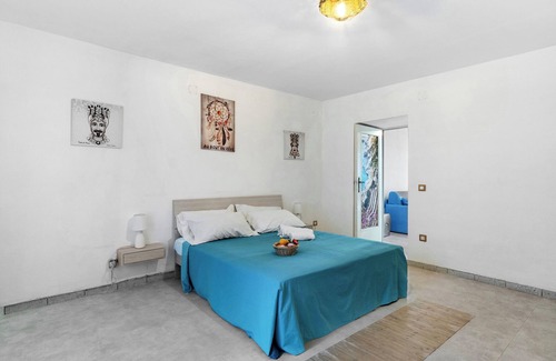 Seiano Bed & Breakfast | Bed and Breakfast 'Camera Catone In Villa Vista Mare' with Shared Terrace and Wi-Fi