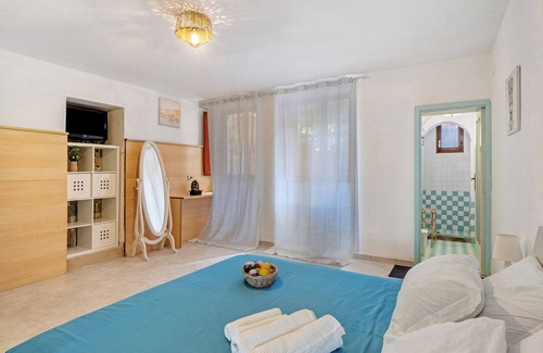 Seiano Bed & Breakfast | Bed and Breakfast 'Camera Catone In Villa Vista Mare' with Shared Terrace and Wi-Fi