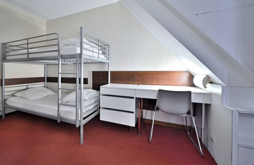 Garin House | Bed and Breakfast 'La Moraine N°8 - Chambre 4 Pers' with Mountain View, Terrace and Garden