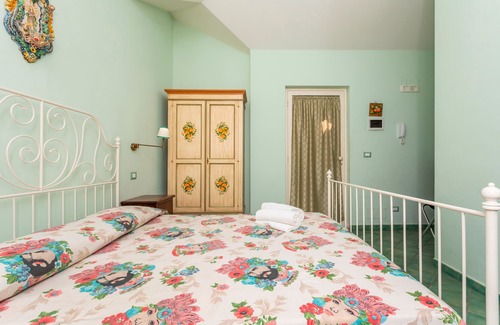 Calatabiano Bed & Breakfast | Bed and Breakfast 'Terra' with Sea View, Shared Pool and Wi-Fi