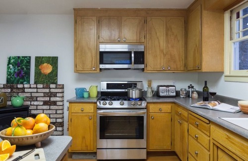 Clear Lake Bed & Breakfast | Bed & Barrel at Stonehouse Cellars