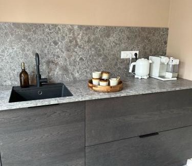 Medemblik Apartment | Bed bij Bistro