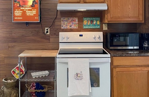 Grantsburg Apartment | Bed & Breakfast Club: private 80’s themed apartment