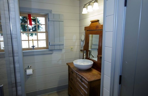 Swoope Bed & Breakfast | Bed&Breakfast in a 1795 Log Cabin on working farm, Margaret Baylor-Swoope suite