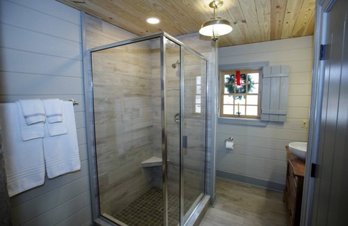 Swoope Bed & Breakfast | Bed&Breakfast in a 1795 Log Cabin on working farm, Margaret Baylor-Swoope suite
