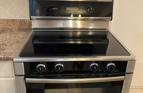 York Regional Municipality House | Bed of Roses Short Term Rental. Hot Tub! Bright 2 bdrm basement. Sleeps 4.