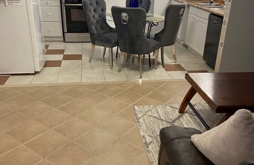 York Regional Municipality House | Bed of Roses Short Term Rental. Hot Tub! Bright 2 bdrm basement. Sleeps 4.
