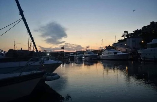 Torquay City Centre Cabin | Bed on a Boat Holiday in the heart of Torquay