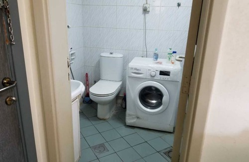 Deira Apartment | Bed spaces for 3 Executive Bachelors in Dubai, 5 Minutes drive from the airport