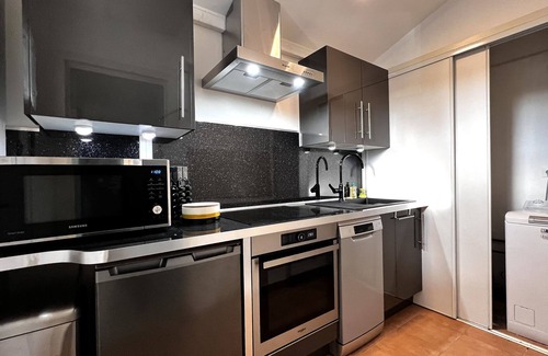 Sallertaine Bed & Breakfast | Bedroom N° 1 (studio) with kitchen and bathroom at LA GLORIETTE DE L'ETANG