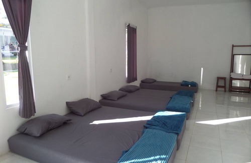 Bangli Bed & Breakfast | Bedroom of 5 pax Gold Kintamani