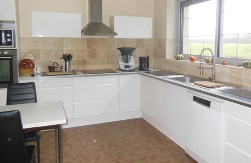 Saint-Ouen-sur-Iton Bed & Breakfast | Bedroom sleeps 5, fast Wi-Fi