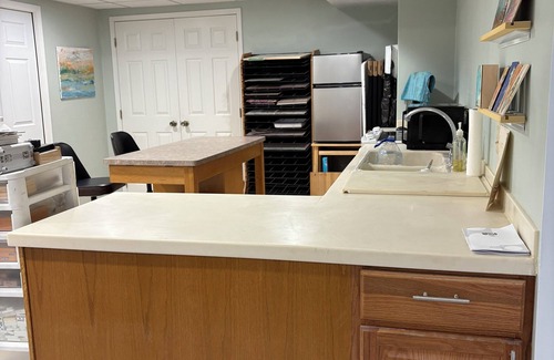 Kaukauna Apartment | Bedroom Suite in Working Artist's Home