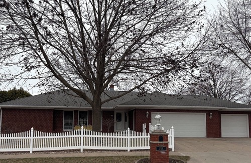 Kaukauna Apartment | Bedroom Suite in Working Artist's Home