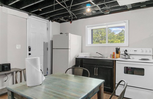 New Castle Hotel | Beds on Broadmoor Two Units