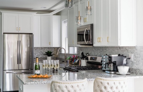 Chicago House | Bee's Knees - Ritzy, 1924 Hollywoodesque Bungalow