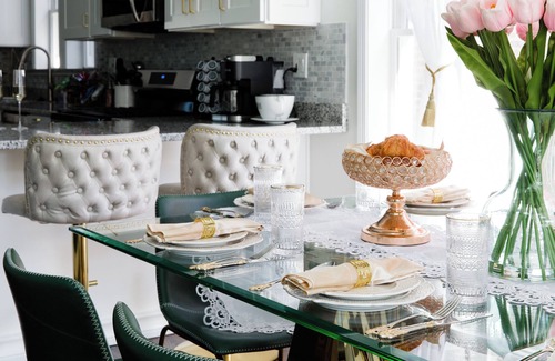 Chicago House | Bee's Knees - Ritzy, 1924 Hollywoodesque Bungalow