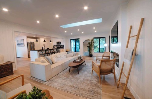 Fenelon Falls Cottage | Bee's Luxury BeachHouse - Hot tub, Sauna, Playground, & Game room