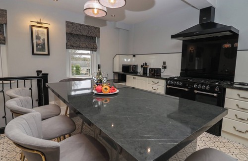 Stainburn Cottage | BEECHGROVE MANOR, pet friendly, with hot tub in Workington