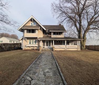 Bridgeport House | Beechmont-Charming Colonial for Events and Getaways!