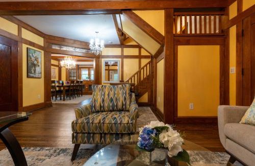 Bridgeport House | Beechmont-Charming Colonial for Events and Getaways!
