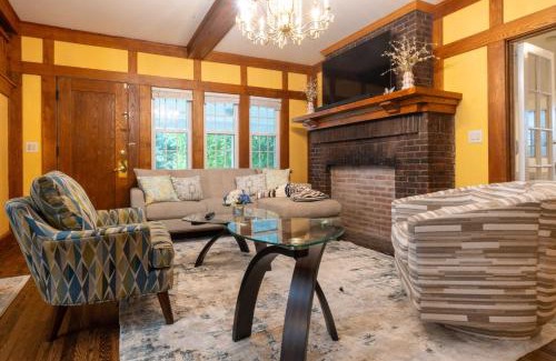 Bridgeport House | Beechmont-Charming Colonial for Events and Getaways!