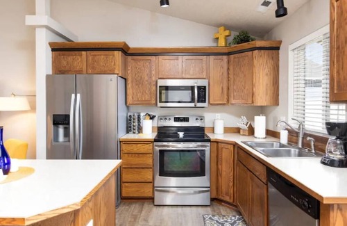 Rathdrum House | BeeCozy Cottage-Near Silverwood & Lakes! 3 bedroom & 2 baths!