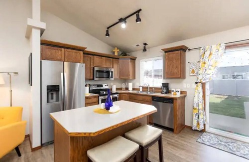 Rathdrum House | BeeCozy Cottage-Near Silverwood & Lakes! 3 bedroom & 2 baths!